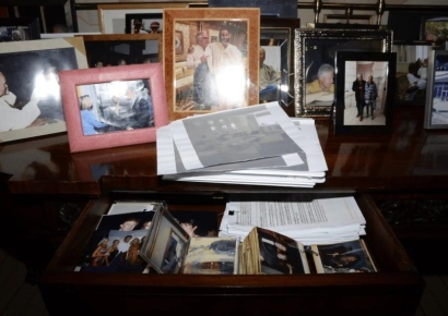 美법무부, '엡스타인 파일' 공개 하루 만에 트럼프 사진 등 일부 삭제