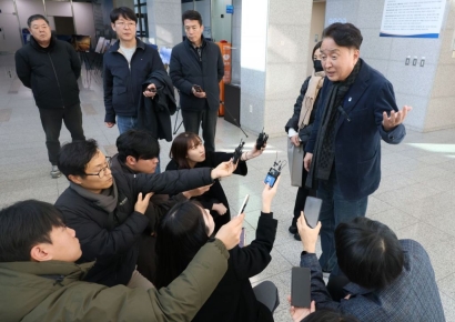 '돈봉투 수수 의혹' 김영환 충북지사, 경찰과 치열한 공방