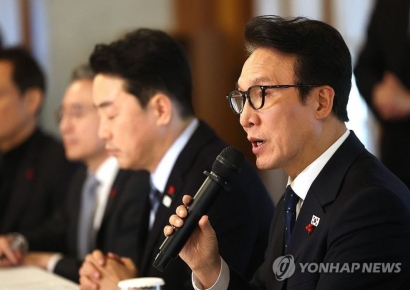 金총리 "석유화학·철강 구조개편 불가피…근로자 보호도 주력"