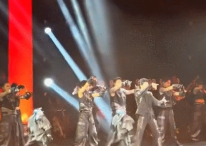 "사람인 줄…무대에서 프로처럼 춤추네" 칼군무에 머스크도 감탄한 中 로봇