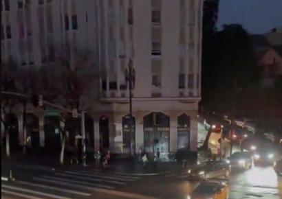 웨이모는 멈추고, 테슬라는 달렸다…美샌프란 정전 쇼크 후폭풍