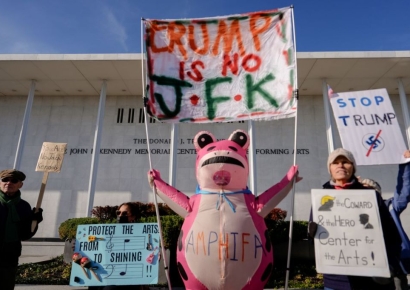 "JFK 공항 이름도 바꿀건가?" '트럼프-케네디 센터' 개명 두고 시위 격화