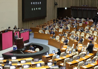 [포토] '내란전담재판부법' 필리버스터 하는 국민의힘 장동혁 대표