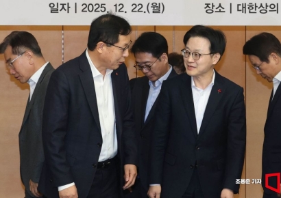 [포토] 대화하는 김정관 산업부 장관