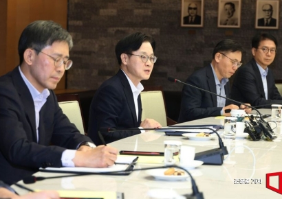 [포토] 석유화학업계 사업재편 CEO 간담회 발언하는 김정관 장관