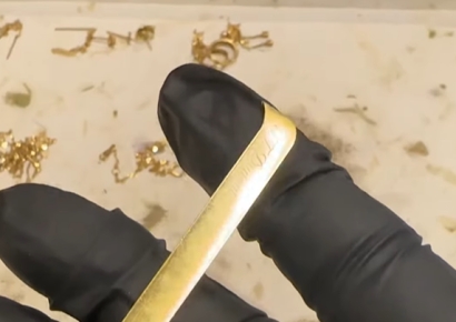 "진짜 금 또 나왔다"…에어컨 이어 15년 전 '휴대폰'에서도 발견 