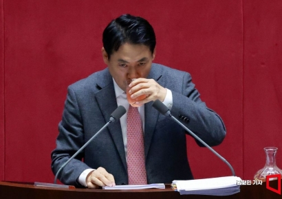 [포토] 장동혁, ‘내란재판부법 위헌 주장’ 필버 20시간 넘겨…역대 최장