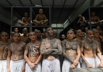 "징역 1335년 선고한다" 248명에 '탕탕탕'…갱단과 전쟁 본때 보여준 엘살바도르