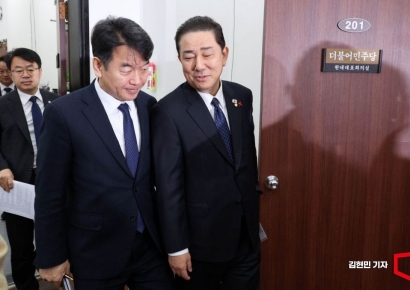 [포토] 원내대책회의 입장하는 김병기 원내대표