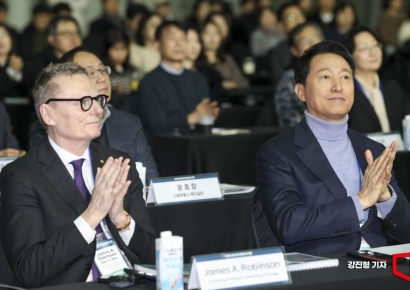 [포토] 서울 국제 디딤돌소득 포럼 참석한 오세훈 시장-로빈슨 교수
