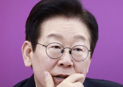 부산 '부전시장' 상인 만난 李대통령 "춥지 않으시냐, 많이 파셨냐?"