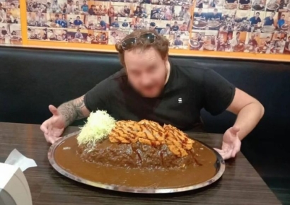 8㎏ 카레 도전 성공한 남성, 주머니에 자꾸 뭘 넣었나 봤더니