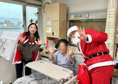 병실에 핀 '웃음꽃', 울산엘리야병원의 따뜻한 크리스마스