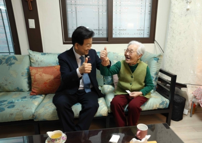 '105세' 이산가족 만난 정동영 "시간 없어…남북대화 노력"