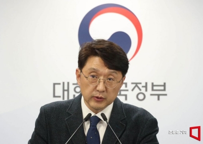 [포토] 최우혁 실장, '휴대폰 개통시 안면인증'