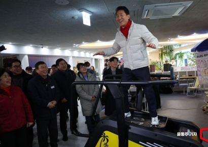 [포토] 오세훈 시장, 크리스마스 앞두고 서핑 체험