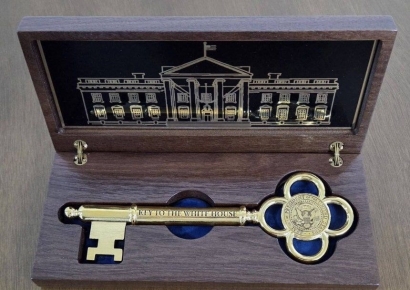 "내가 많이 좋아한다"…李대통령에 '백악관 황금열쇠' 선물 보낸 트럼프