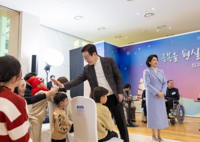 李대통령, 희귀질환 앓는 아이들 눈 마주치며 격려(종합)