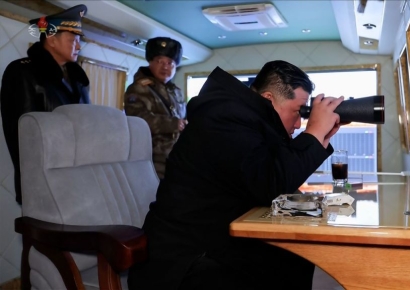 北, 신형장거리대공미사일 시험발사…김정은 참관