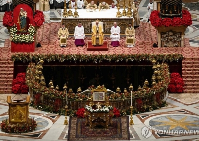 교황 "인간 거부는 하느님 거부"…즉위 후 첫 성탄전야 미사서 '인간 존엄' 강조