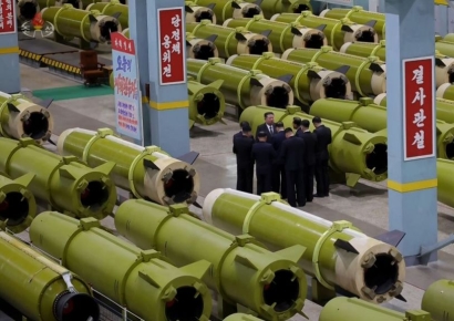 北, '핵잠' 공개 이어 "미사일 생산 확대"…북미대화 '核군축협상' 준비하나