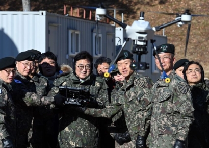 [포토] 드론 조종 체험하는 우원식 국회의장