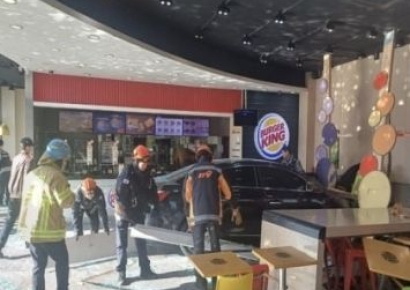 점심 먹다 '날벼락'…버거킹 매장 승용차 돌진 사고로 3명 부상