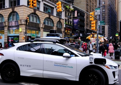 "차 문 닫아주면 3만원, 견인 도와주면 12만원"…멈춘 로보택시 구하러 오는 '신종 직업'