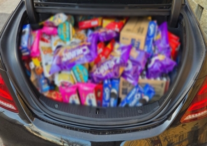 "지나가는 길에 들렀습니다" 조용히 트렁크 열더니…선물 한가득 건네고 떠났다