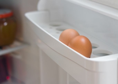 "달걀은 냉장고 '여기'에 두면 위험"…식중독 부르는 습관