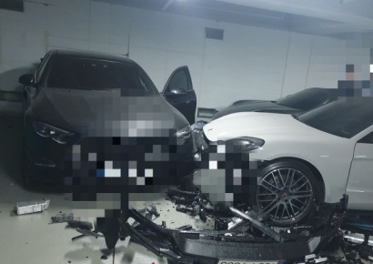 '쾅쾅쾅쾅' 후진 중 포르쉐·BMW 들이받아…차주 '급발진' 주장