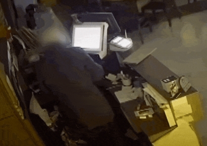 "할머니와 산다고 해 더 신경 썼는데"…CCTV에 찍힌 '알바생의 배신'