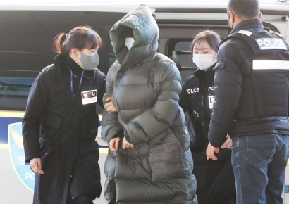 황하나, 꽁꽁 싸맨 '명품 구속 패션' 화제…얼마길래