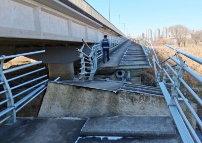 광주 서구 광신대교 옆 보행로 붕괴…인명피해 없어