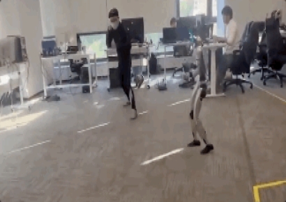 격투 훈련 중, 남성 주요부위에 '발차기'…로봇 영상에 머스크 "하하"