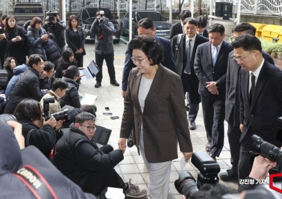 [포토] 인사청문회 준비 사무실로 들어서는 이혜훈 장관 후보자