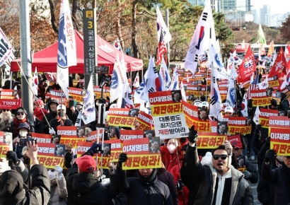탄핵 1주년 서울 도심 '맞불 집회'…광화문·종로 일부 구간 전면 통제