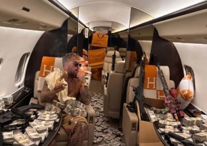 턱뼈 부러졌지만 1360억 챙겼다...전용기에 돈 잔뜩 뿌리고 '찰칵'