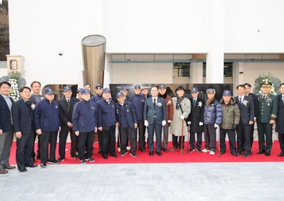 6·25 참전 동문들의 귀환… 부산대·국가보훈부, ‘동문 6·25 참전유공자 명비’ 제막