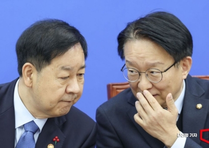 [포토] 의견 나누는 권칠승 단장-구윤철 경제부총리