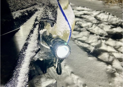 고장 난 전조등 대신 '손전등' 꽂고 달렸다…美 '맥가이버 운전자' 논란