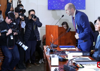 [포토] 인사하는 로저스 쿠팡 대표