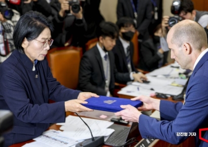 [포토] 증인선서문 전달하는 로저스 쿠팡 대표