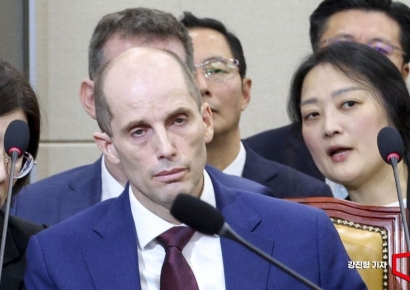 [포토] 쿠팡 연석 청문회 참석한 로저스 쿠팡 대표