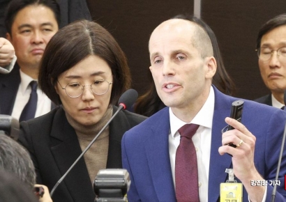 동문서답하고 동시통역기 거부…로저스 쿠팡 대표 "1조7000억 보상안, 전례 없는 규모"