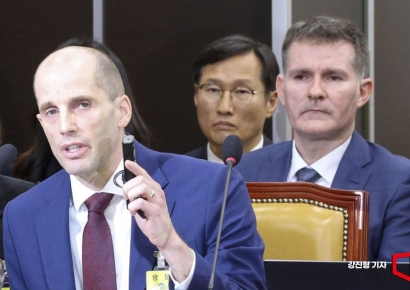 [포토] 로저스 쿠팡 대표, 동시통역기 착용 요구에 '이건 비정상'