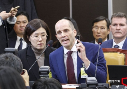 "왜 한국 국민에게 정보를 감추나"…쿠팡 로저스 대표, 청문회서 발끈