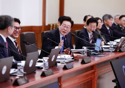 첫 청와대 국무회의, 李대통령 "수출 사상최대, 국민·기업 덕분"