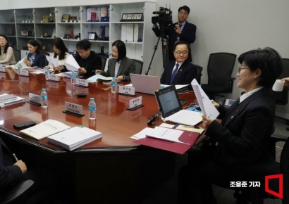 [포토] 여성폭력방지위원회에서 발언하는 원민경 장관