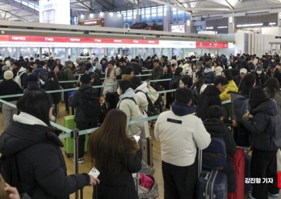 [포토] 징검다리 연휴 앞두고 여행객들로 붐비는 인천공항 1여객터미널
